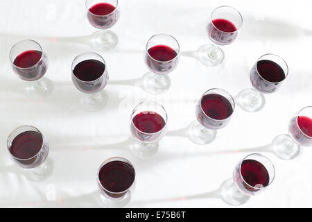 Ein Array von Weingläser gefüllt mit verschiedenen Weinen. Stockfoto