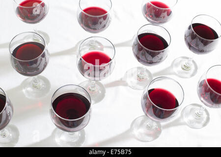 Ein Array von Weingläser gefüllt mit verschiedenen Weinen. Stockfoto