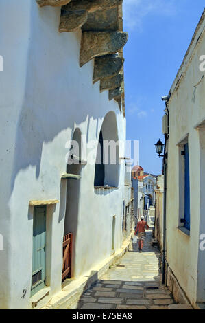 Entlang dem zentralen Stein gepflasterte Gasse in die mittelalterliche Siedlung Ysternia Dorf auf der Insel Tinos, Kykladen, Griechenland Stockfoto