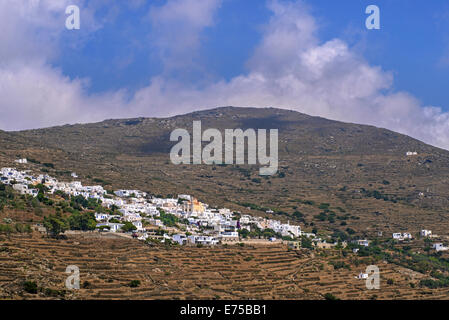 Blick auf Ysternia traditionelles Dorf, gebaut auf einem Hügel, einer der authentischsten Insel Tinos, Kykladen, Griechenland Stockfoto