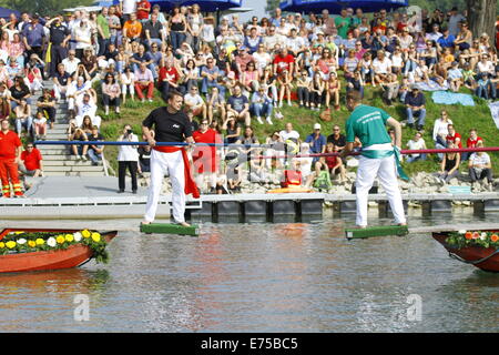 Worms, Deutschland. 7. September 2014. Zwei Gegner versuchen, einander in den Fluss schieben. Fünfzehn Mannschaften, jeweils bestehend aus 2 Ruderer und ein Mann mit einer Lanze, konkurrierten in den 65. Jahrestag Fischerstechen (Fischer Turnier) kämpfen statt am letzten Tag der Backfischfest. Bildnachweis: Michael Debets/Alamy Live-Nachrichten Stockfoto