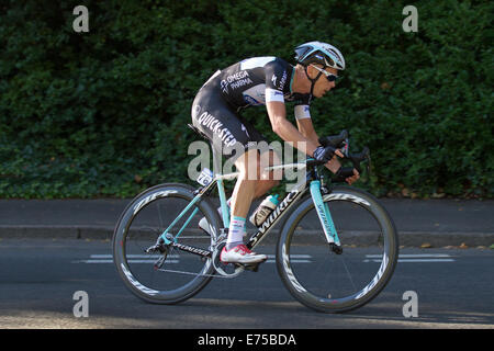 Liverpool, Merseyside, Großbritannien, 7. September 2014. Wettbewerber 76 Julien Vermote Omega Pharma-Quickstep Specilized S-Works Fahrrad an der Tour durch Großbritannien. Tausende von Zuschauern säumten die Straßen von Liverpool einige der berühmtesten Radfahrer der Welt zu sehen, wie sich die Tour von Großbritannien auf den Weg gebracht. Die Stadt Schauplatz der Grand abzuweichen, die sah, Reiter auf einer Schleife rund um die Innenstadt. Riesige Menschenmengen versammelten und jubelten, als die Fahrer acht Runden von der Waterfront, Sefton Park begann und wieder zurück. Stockfoto