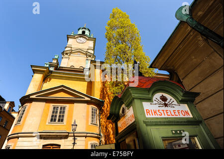 Schweden, Stockholm. Storkyrkan ist die älteste Kirche in Gamla Stan. Altes Telefon Boot. Stockfoto