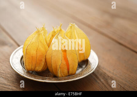 Physalis Früchte auf Platte Closeup on White Stockfoto