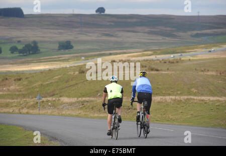 RADFAHRER AUF EINER STRAßE NAHE SHAP IM LAKE DISTRICT WIEDER RADFAHREN FREIZEIT FITNESS ÜBUNG FAHRRÄDER MÄNNER RADFAHREN ERWACHSENE FREUND UK Stockfoto