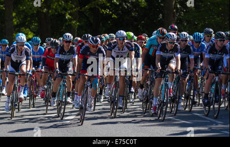 Liverpool, Merseyside, England 7. September 2014. Tour of Britain. Tausende Zuschauer säumten die Straßen von Liverpool, einige der weltweit bekanntesten Radfahrer beobachten, wie die Tour of Britain in Gang gesetzt. Die Stadt Gastgeber der Grand abzuweichen, die Fahrer auf einer Schleife rund um die Innenstadt auf den Weg sah. Riesige Menschenmengen versammelten sich und jubelten, als die Fahrer acht Runden von der Uferpromenade, um Sefton Park und zurück begann. Bildnachweis: Mar Photographics/Alamy Live-Nachrichten Stockfoto