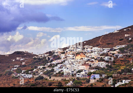 Blick auf Ysternia traditionelles Dorf, gebaut auf einem Hügel, einer der authentischsten Insel Tinos, Kykladen, Griechenland Stockfoto