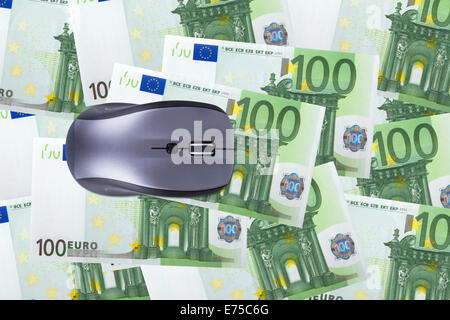 Finanzen-Konzept, hundert-Euro-Banknoten unter Computer-Maus. Stockfoto