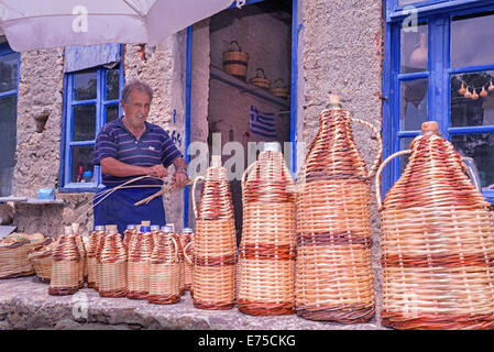 Antonis Sigalas ist eines der letzten traditionellen Korbflechter links in Volax Dorf auf der Insel Tinos, Kykladen, Griechenland Stockfoto