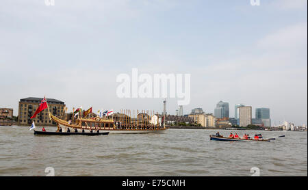 Der Royal Reihe Lastkahn Gloriana mit Ruderbooten auf der Themse in der Nähe von Canary Wharf, große Schiffe Festival 2014, London Stockfoto