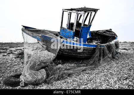 Die verlassene Fischerboote und Gleisanlagen am Strand von Dungeness, East Sussex Stockfoto