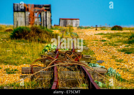 Die verlassene Fischerboote und Gleisanlagen am Strand von Dungeness, East Sussex Stockfoto