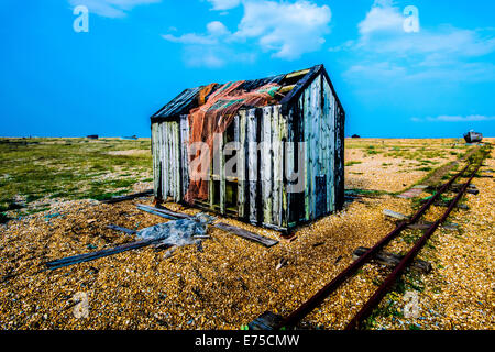 Die verlassene Fischerboote und Gleisanlagen am Strand von Dungeness, East Sussex Stockfoto