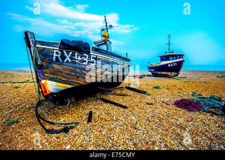 Die verlassene Fischerboote und Gleisanlagen am Strand von Dungeness, East Sussex Stockfoto