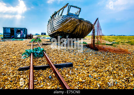 Die verlassene Fischerboote und Gleisanlagen am Strand von Dungeness, East Sussex Stockfoto