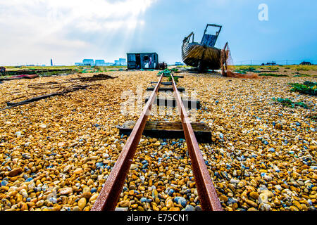 Die verlassene Fischerboote und Gleisanlagen am Strand von Dungeness, East Sussex Stockfoto