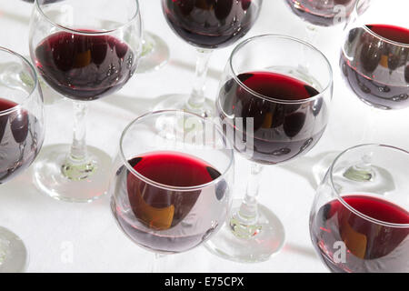 Ein Array von Weingläser gefüllt mit verschiedenen Weinen. Stockfoto