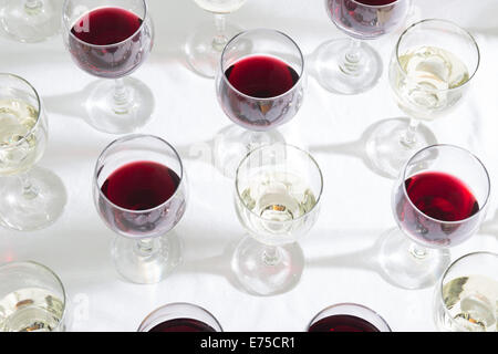 Ein Array von Weingläser gefüllt mit verschiedenen Weinen. Stockfoto