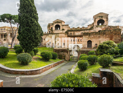 Die Porta Asinaria ist ein Tor in der Aurelianischen Mauern von Rom. Es war ursprünglich ein einfaches Tor, aber Honorius hinzugefügt zwei halb-cylindri Stockfoto