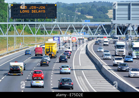 Autobahnverkehr digitale elektronische Technologie auf variabler Meldung Straßenschild lange Verzögerungen M25 Umlaufstrecke nächste Kreuzung 28 Brentwood Essex England Großbritannien Stockfoto