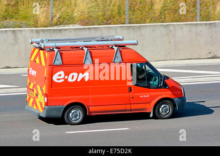 E-On-Power-Unternehmen van fahren entlang der britischen Autobahn Stockfoto