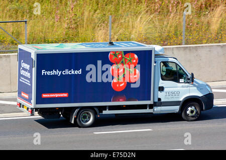 Seitenansicht von Tesco Supermarket „Greener Groceries“, frisch angeklickte Werbung auf dem Lieferwagen für Lebensmittel, der entlang der Autobahn Essex England fährt Stockfoto