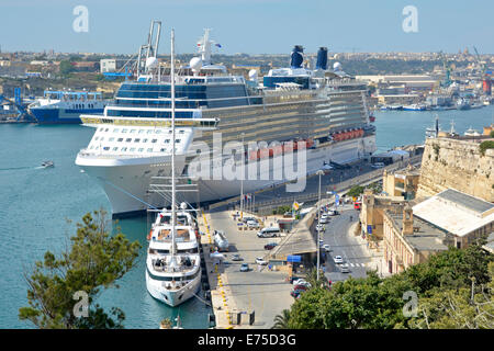 Großes, modernes Kreuzfahrtschiff liner Celebrity Silhouette in den Grand Harbour am Cruise Terminal in ihrem Heimathafen Valletta Malta Grand Harbour Stockfoto