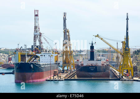 Versand in Reparatur- und Wartungwerften der Werft Grand Harbour Valletta einschließlich Trockendock & Krane vertäut Malta Mittelmeer Europa Stockfoto