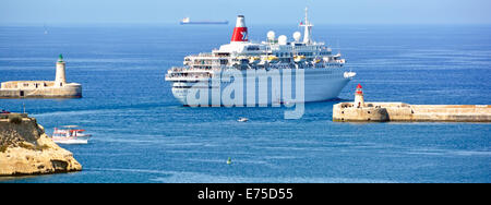 Kreuzfahrtschiff liner Boudicca vorbei an grünen und roten Kanal Positionsleuchten, wie Sie fährt Grand Harbour in Valletta für das offene Mittelmeer Stockfoto