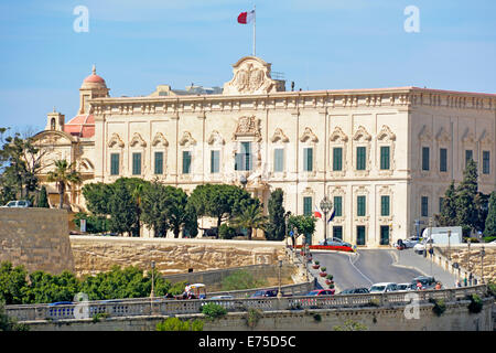 Maltesische Flagge an der barocken Fassade der Auberge de Castile ein Regierungsgebäude in Castille Square Valletta beherbergt das Büro des Premierministers von Malta EU Stockfoto