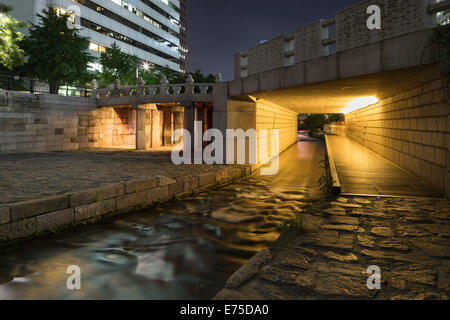 Cheonggyecheon Flusspromenade. Moderne öffentliche Erholungsraum in der Innenstadt von Seoul, Südkorea. Stockfoto