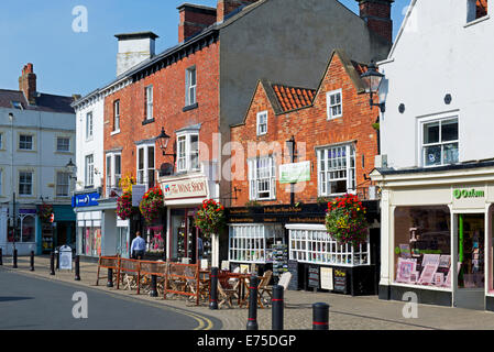 Geschäfte im Marktplatz, Knaresborough, North Yorkshire, England UK Stockfoto