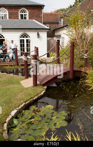 Brücke über einen Teich mit Seerosen. Künstler Claude