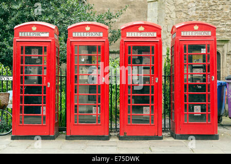 Vier traditionelle britische Rote öffentliche Telefonzelle, Cambridge, England Stockfoto