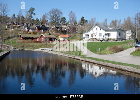 Rande der Stadt Wasserbrücke, ein touristisches Ziel, an den Ufern des Dalsland-Kanals mit Kanalmuseum in das Weiße Haus. Schweden. Stockfoto