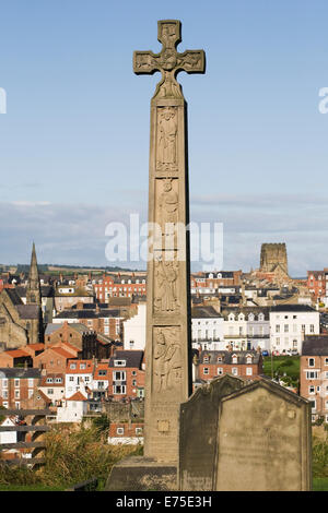 Denkmal für Caedmon, Whitby auf dem Gelände des St. Marien Kirche. Stockfoto