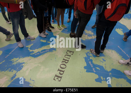 Die Beine und Füße der ausländischen Studierenden, die über Europa auf einer Karte von der Welt an das National Maritime Museum, Greenwich stehen. Stockfoto