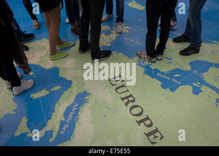 Die Beine und Füße der ausländischen Studierenden, die über Europa auf einer Karte von der Welt an das National Maritime Museum, Greenwich stehen. Stockfoto