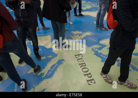 Die Beine und Füße der ausländischen Studierenden, die über Europa auf einer Karte von der Welt an das National Maritime Museum, Greenwich stehen. Stockfoto