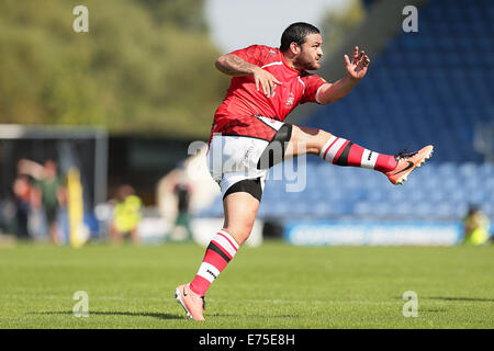 Oxford, UK. 07. Sep, 2014. Piri Weepu löscht den Ball von seinem eigenen 22 während der Aviva Premiership Rugby-Match zwischen London Welsh und Exeter Chiefs. Bildnachweis: Aktion Plus Sport/Alamy Live-Nachrichten Stockfoto