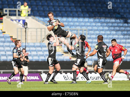 Oxford, UK. 07. Sep, 2014. während das Aviva Premiership Rugby-Match zwischen London Welsh und Exeter Chiefs. Häuptlinge gewinnen den hohen gekickt Ball Credit: Action Plus Sport/Alamy Live News Stockfoto