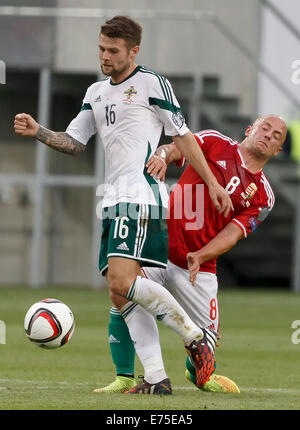 Budapest, Ungarn. 7. September 2014. Hunagrian Jozsef Varga (r) ist vom nördlichen irischen Oliver Norwood während Ungarn vs. Nordirland UEFA Euro 2016 Qualifizierer Fußballspiels bei Groupama-Arena am 7. September 2014 in Budapest, Ungarn überholt. Bildnachweis: Laszlo Szirtesi/Alamy Live-Nachrichten Stockfoto