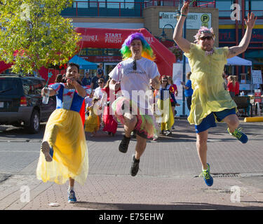 Calgary, Kanada. September 2014, 7th. Racer verkleiden sich als Könige, aber mit Laufschuhen statt Glasschuhen im ersten Princess-Prance bei Eau Claire. Das Rennen hat für die Children's Wish Foundation Mittel gesammelt, um Kindern mit lebensbedrohlichen Krankheiten Förderwünsche zu ermöglichen. Quelle: Rosanne Tackaberry/Alamy Live News Stockfoto