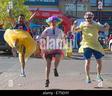 Calgary, Kanada. September 2014, 7th. Racer verkleiden sich als Könige, aber mit Laufschuhen statt Glasschuhen im ersten Princess-Prance bei Eau Claire. Das Rennen hat für die Children's Wish Foundation Mittel gesammelt, um Kindern mit lebensbedrohlichen Krankheiten Förderwünsche zu ermöglichen. Quelle: Rosanne Tackaberry/Alamy Live News Stockfoto