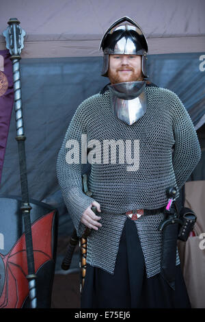 Calgary, Kanada. 7. September 2014.  Mitglied der live-Action-Rollenspiel-Gruppe, die Allianz Alberta in mittelalterlichen Kostümen gekleidet besucht die erste Prinzessin tänzeln in Eau Claire Markt. Die Veranstaltung Gelder für die Kinder-Wish-Foundation, Wünsche für Kinder mit lebensbedrohlichen Krankheiten zu helfen. Bildnachweis: Rosanne Tackaberry/Alamy Live-Nachrichten Stockfoto