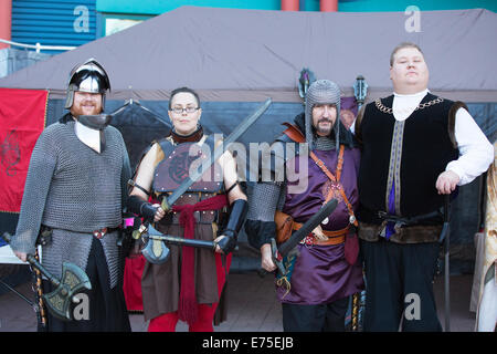 Calgary, Kanada. 7. September 2014.  Mitglieder von der live-Action Rollenspiel-Gruppe Allianz Alberta besuchen die erste Prinzessin tänzeln in Eau Claire Markt. Die Veranstaltung Gelder für die Kinder-Wish-Foundation, Wünsche für Kinder mit lebensbedrohlichen Krankheiten zu helfen. Bildnachweis: Rosanne Tackaberry/Alamy Live-Nachrichten Stockfoto