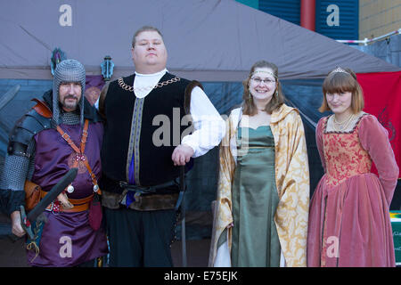 Calgary, Kanada. 7. September 2014.  Mitglieder von der live-Action Rollenspiel-Gruppe Allianz Alberta besuchen die erste Prinzessin tänzeln in Eau Claire Markt. Die Veranstaltung Gelder für die Kinder-Wish-Foundation, Wünsche für Kinder mit lebensbedrohlichen Krankheiten zu helfen. Bildnachweis: Rosanne Tackaberry/Alamy Live-Nachrichten Stockfoto