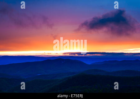 Bunter Frühling Sonnenuntergang über den Blue Ridge Mountains von Skyline Drive im Shenandoah-Nationalpark, Virginia Stockfoto