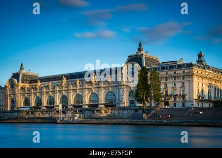 Abend über Seine und Musee d ' Orsay, Paris Frankreich Stockfoto