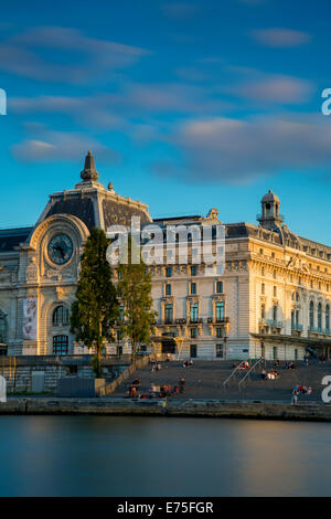 Abend über Seine und Musee d ' Orsay, Paris Frankreich Stockfoto
